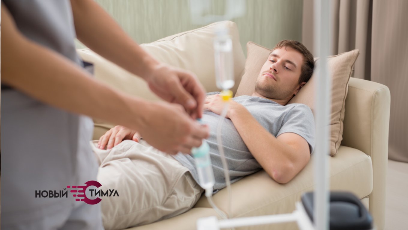 Врач подготавливает капельницу