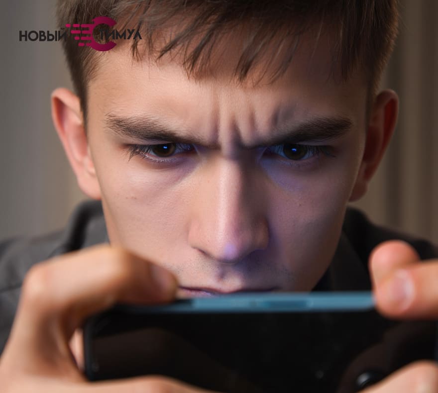 Мужчина играет в смартфон