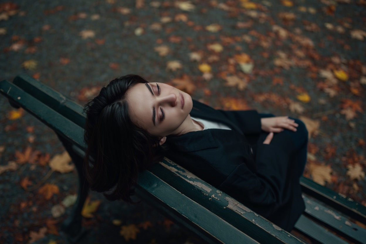 Девушка на лавочке